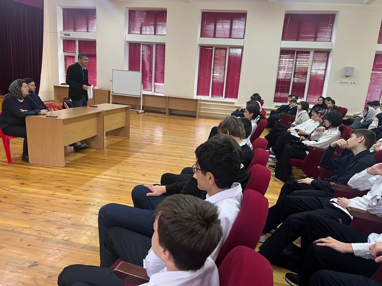 Сотрудники Миннаца Дагестана провели встречу со школьниками и иностранными учащимися